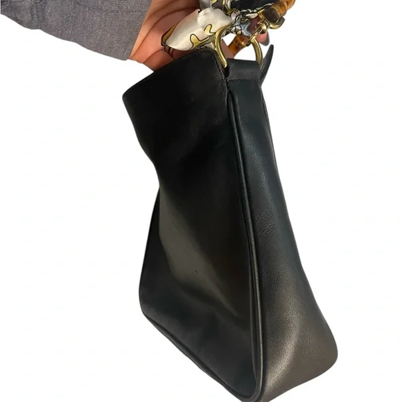 Elegant Black GUCCI Handbag with Bamboo Handle - Picture 8 of 9